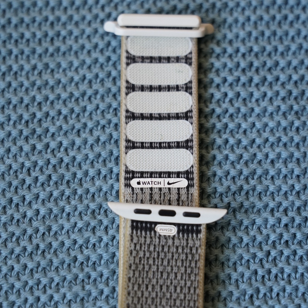 Apple x Nike Sport Loop Band (Black/Cream, 45mm) – Great Condition!